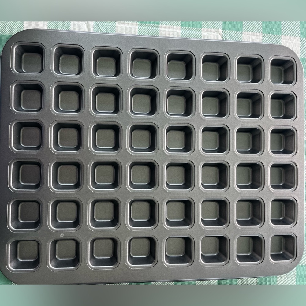 Nonstick 48 mini brownie pan